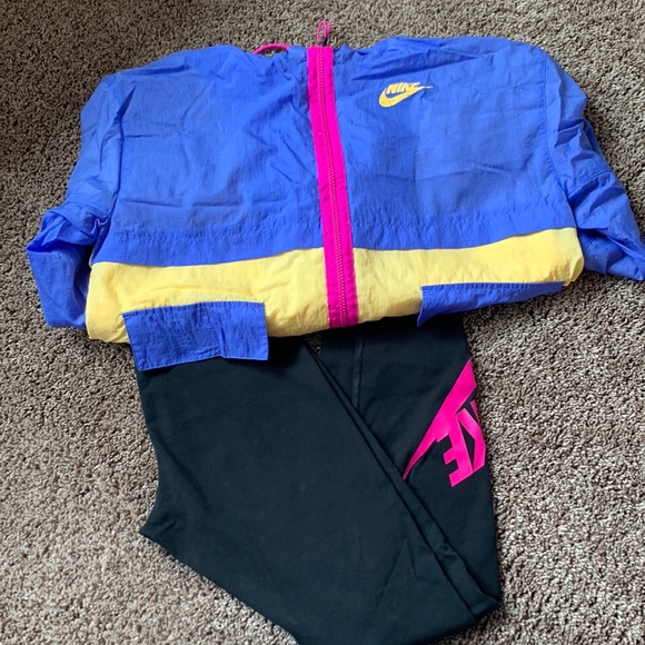 NIKE leggings and matching wind breaker Like new